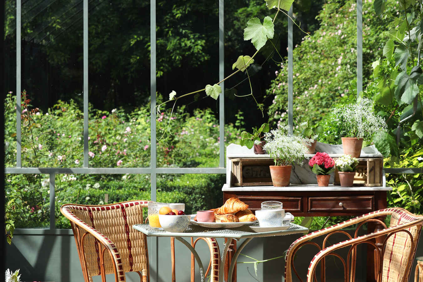 Roseraie seating area 