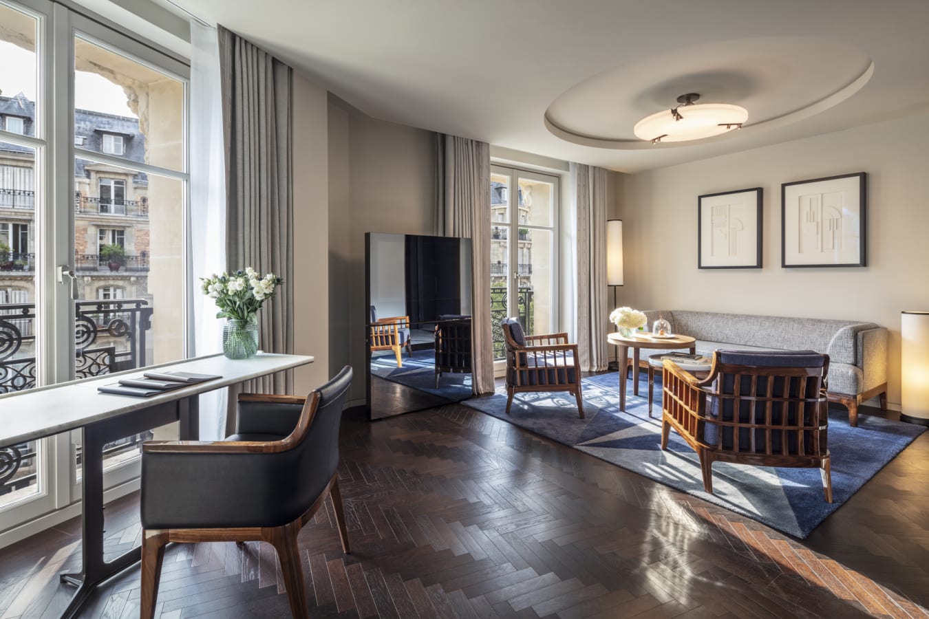 Deluxe Suite lounge area