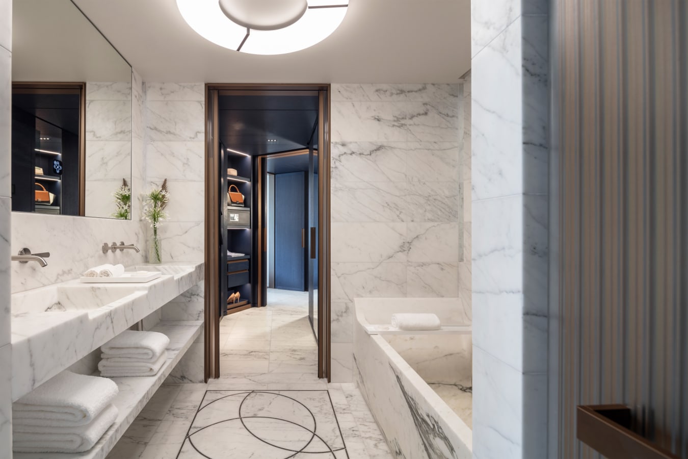 Deluxe Suite Bathroom