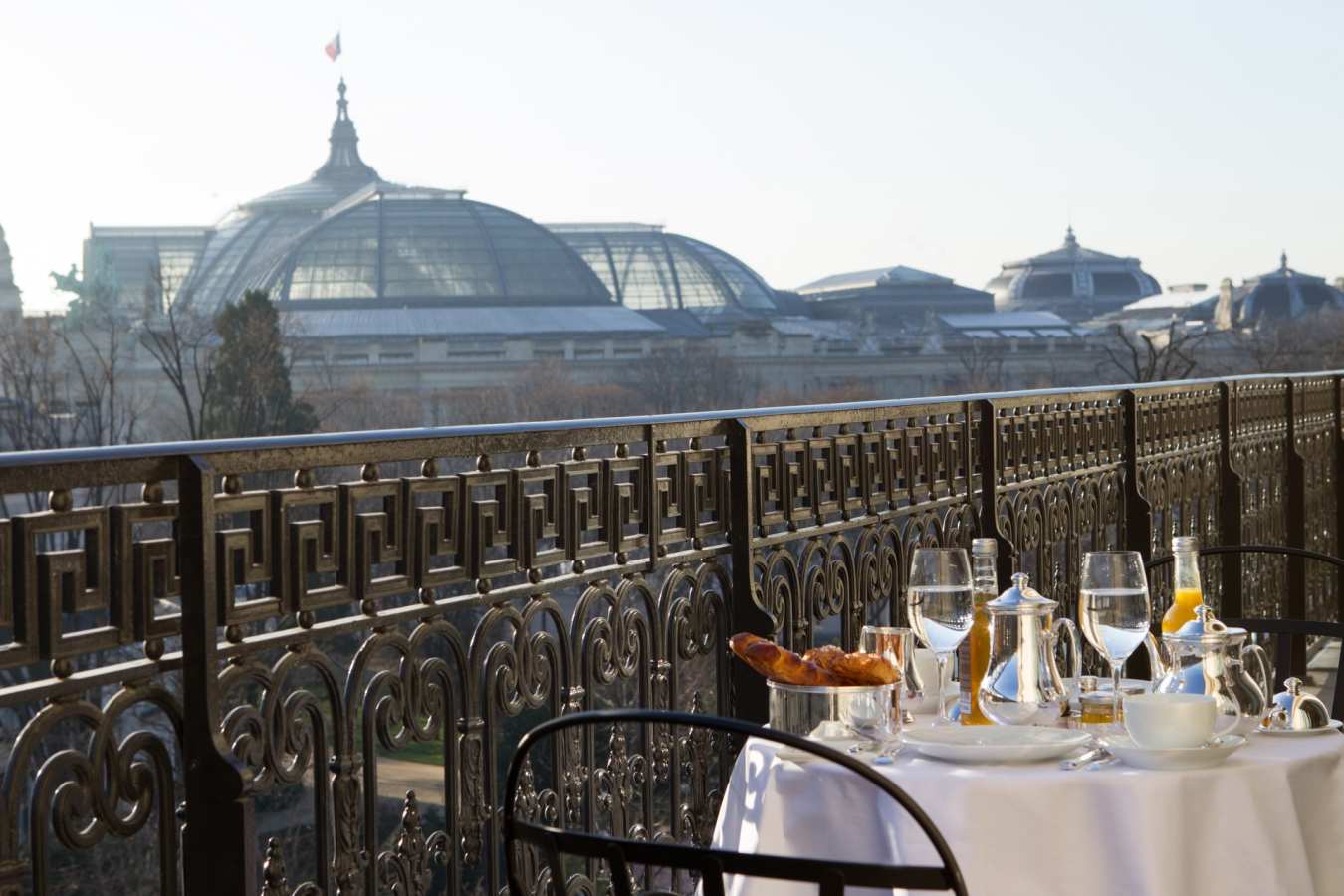 Breakfast on the terrace - La Reserve Paris