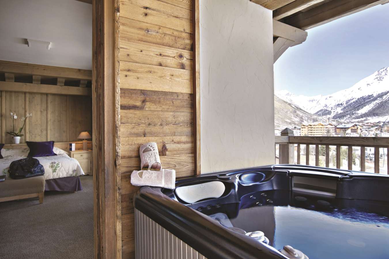 Jacuzzi with a view in 'Ours' Bear Suite - Les Barmes de l’Ours