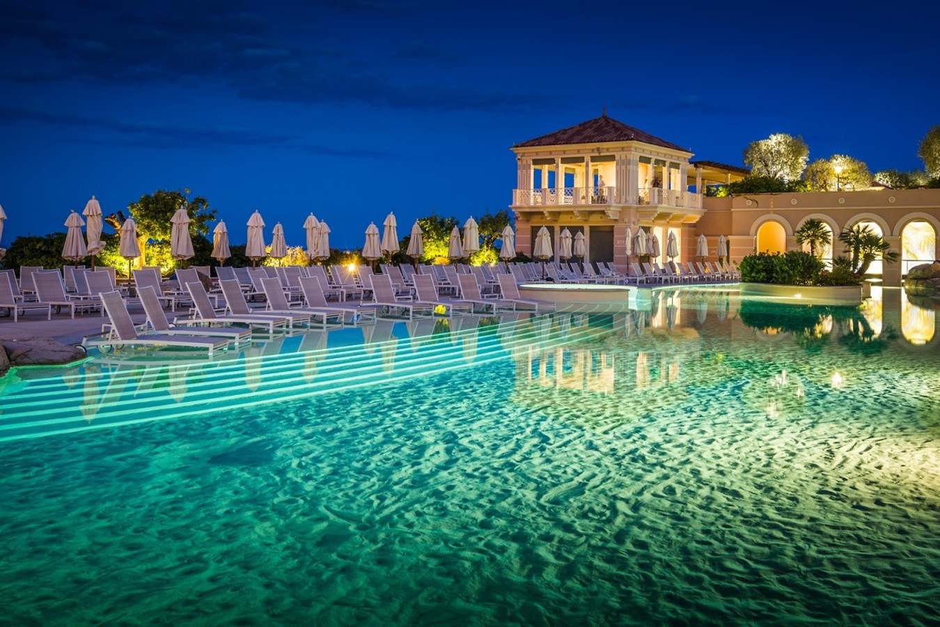 Exterior view by night 2