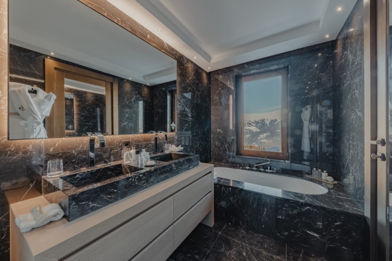 Grand residence bathroom 