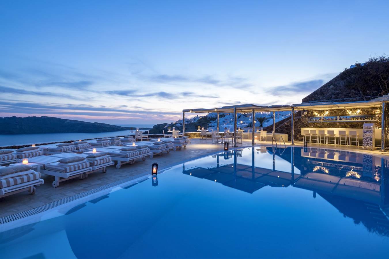 Pool and restaurant - Canaves Oia Suites
