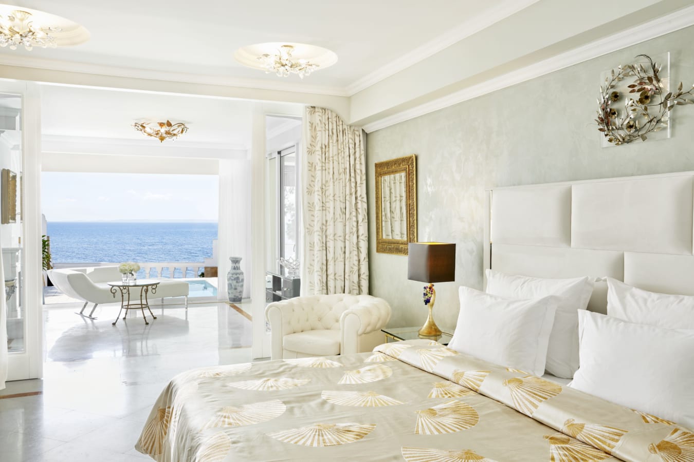 Honeymoon Executive Pool Suite 