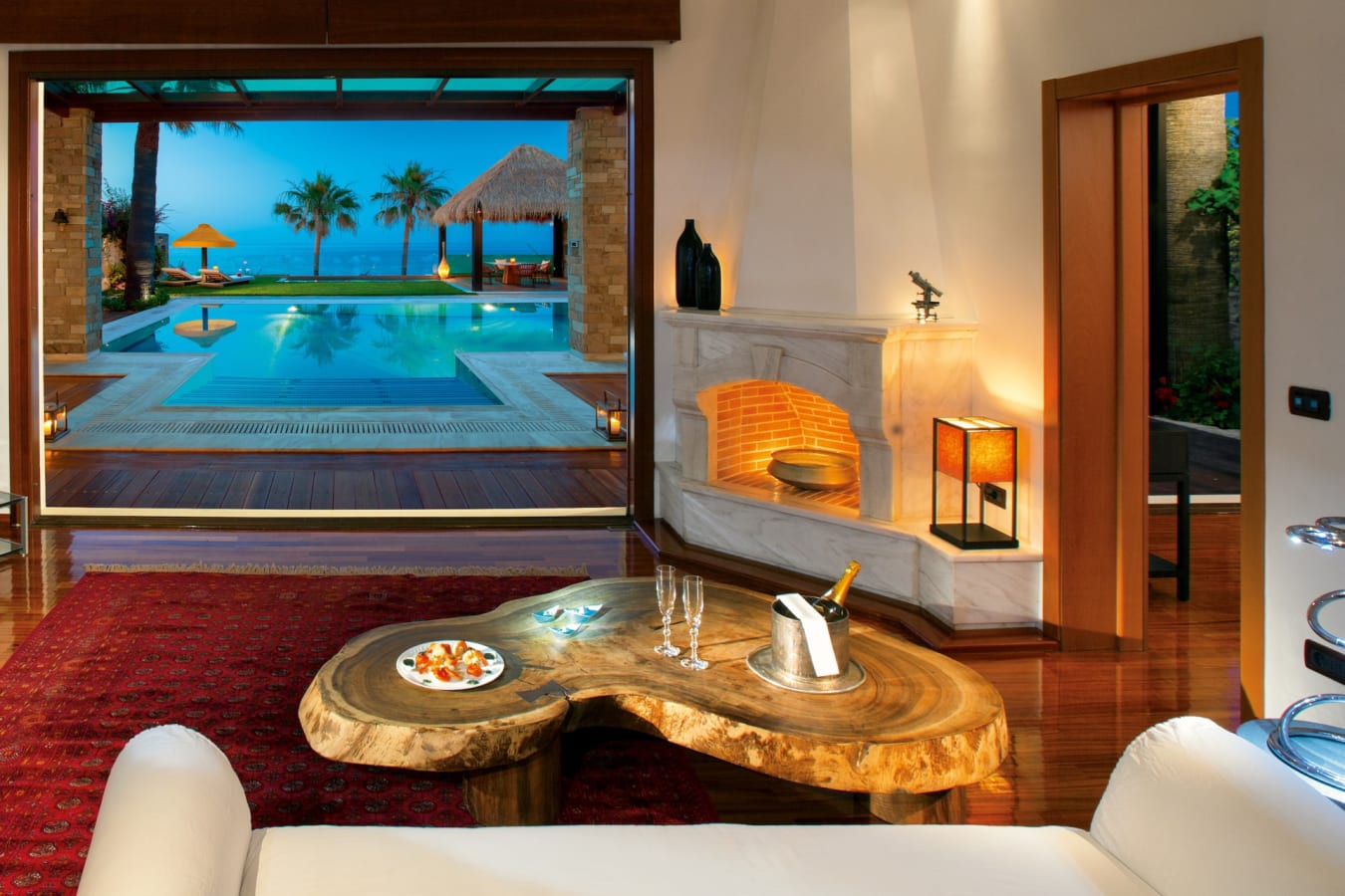  Royal Spa Villa - Living room 