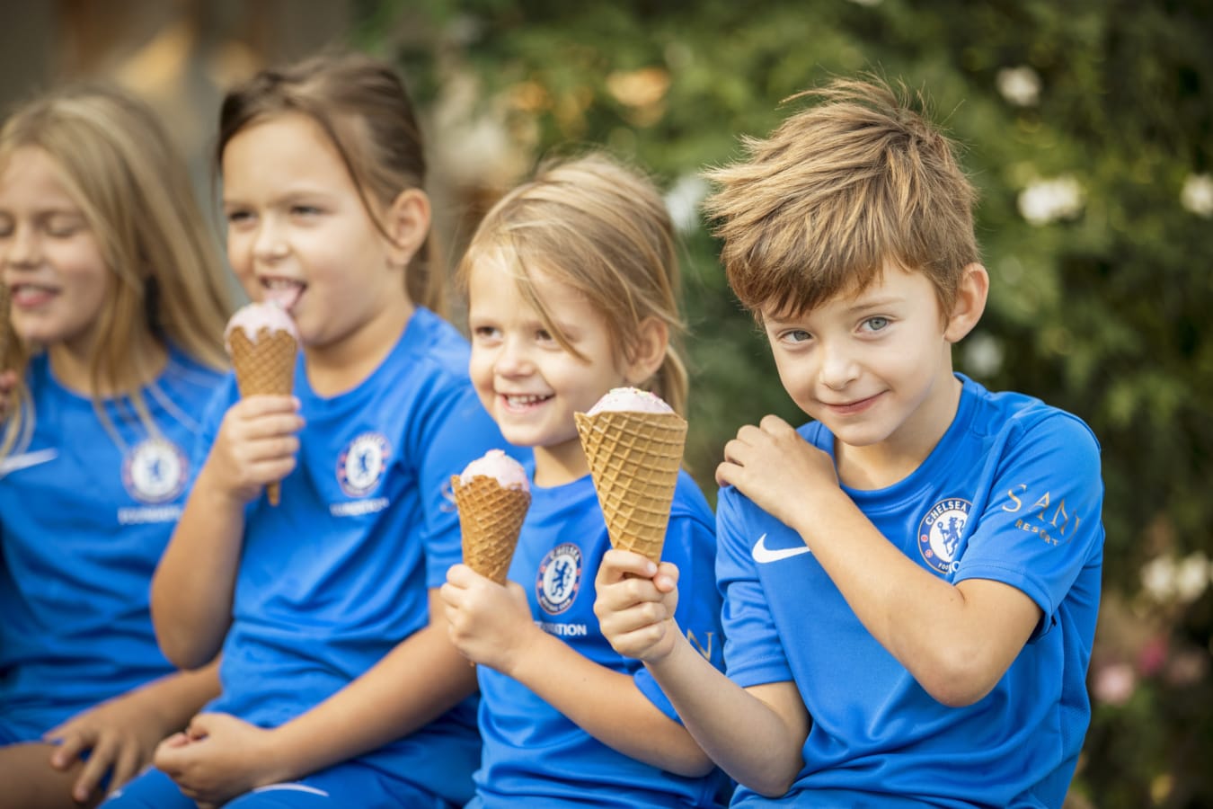 kids eating ice cream