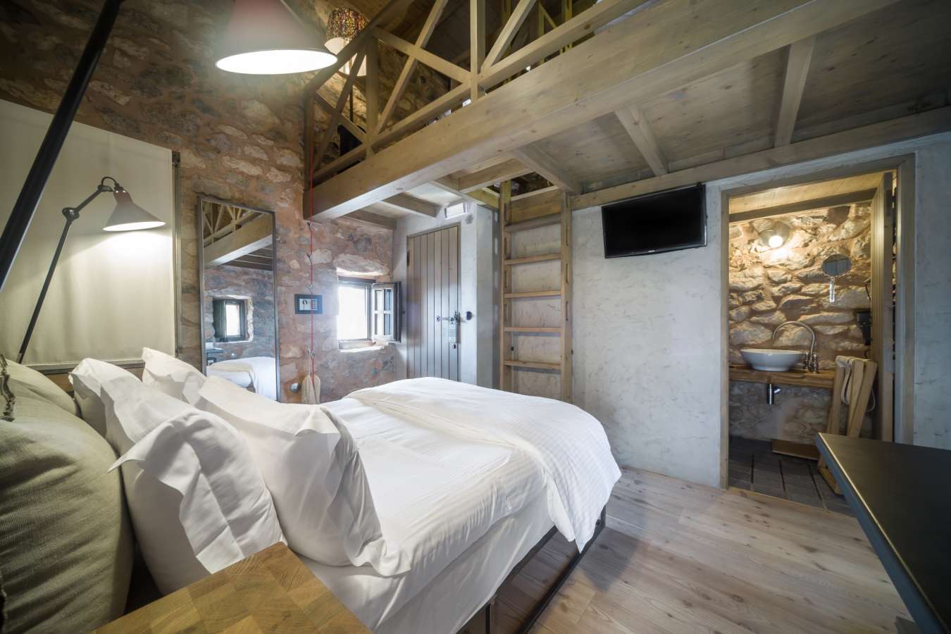Master Suite - Tainaron Blue