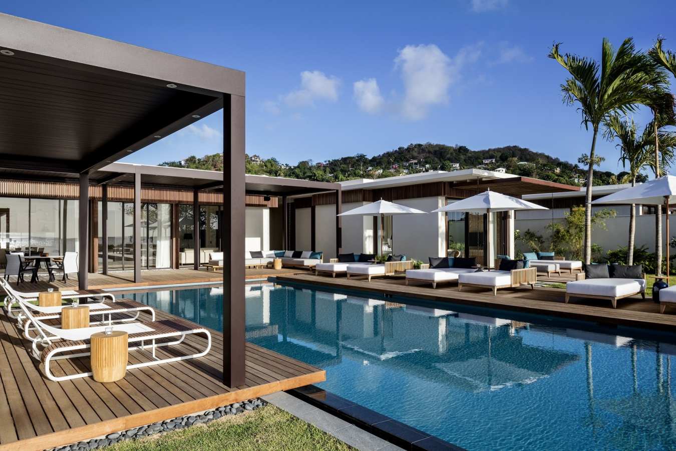 Beachfront Villa pool and deck