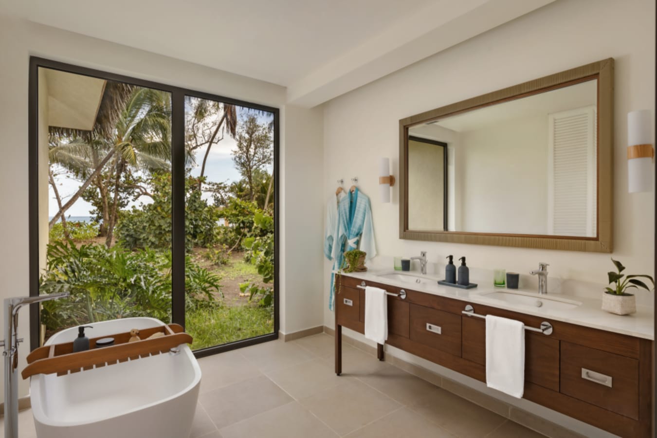2 BDRM Beachfront PV Bathroom 