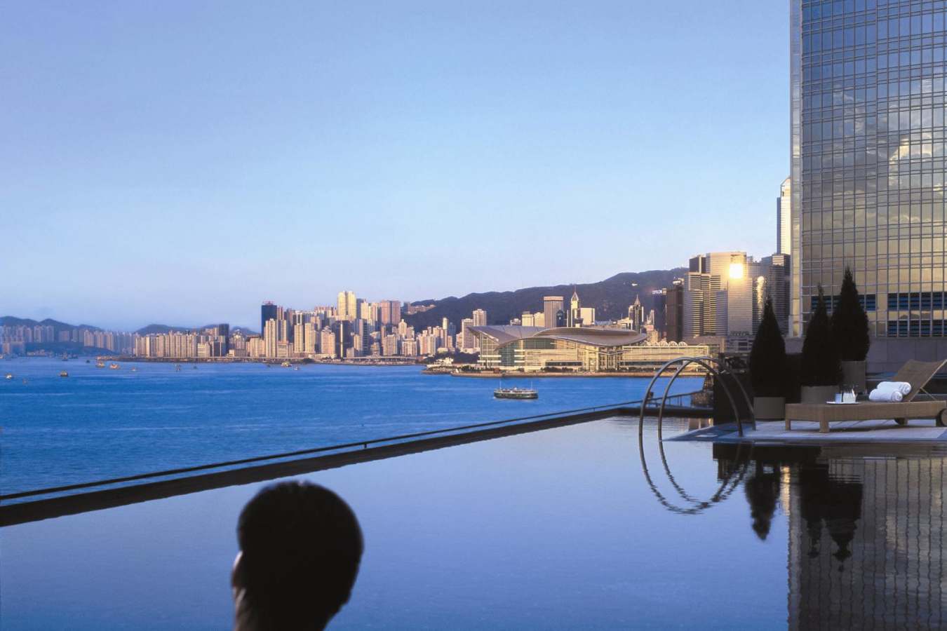 Outdoor swimming pool - Four Seasons