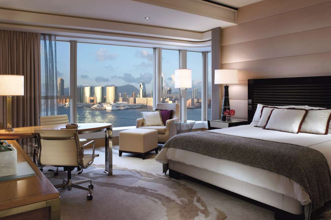 Suite Bedroom - Four Seasons Hong Kong