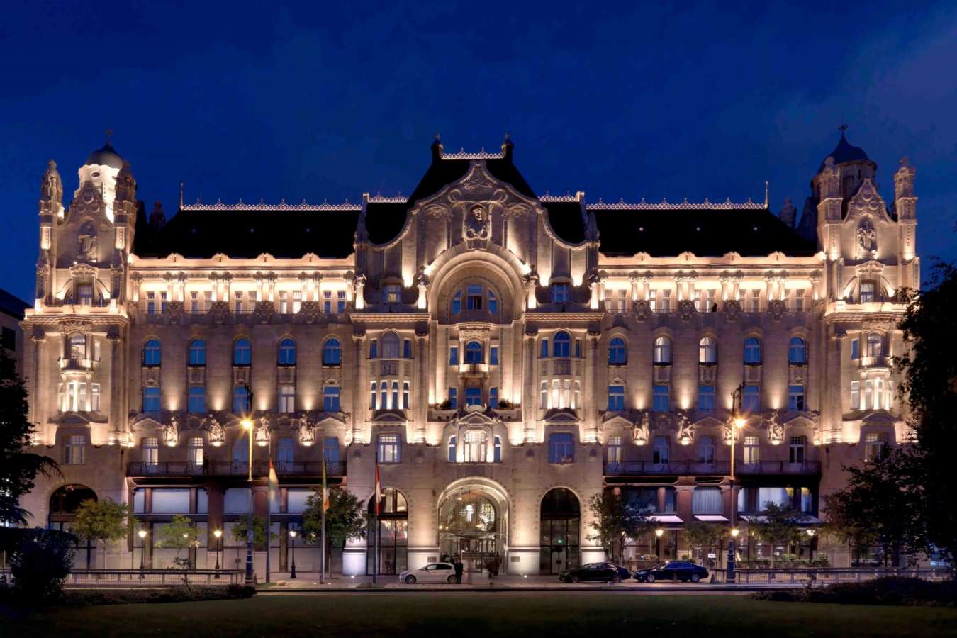 Facade by night - Four Seasons Gresham Palace