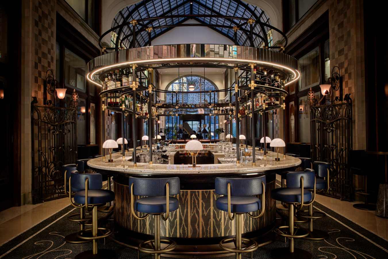 Four Seasons Hotel Gresham Palace - bar seats 