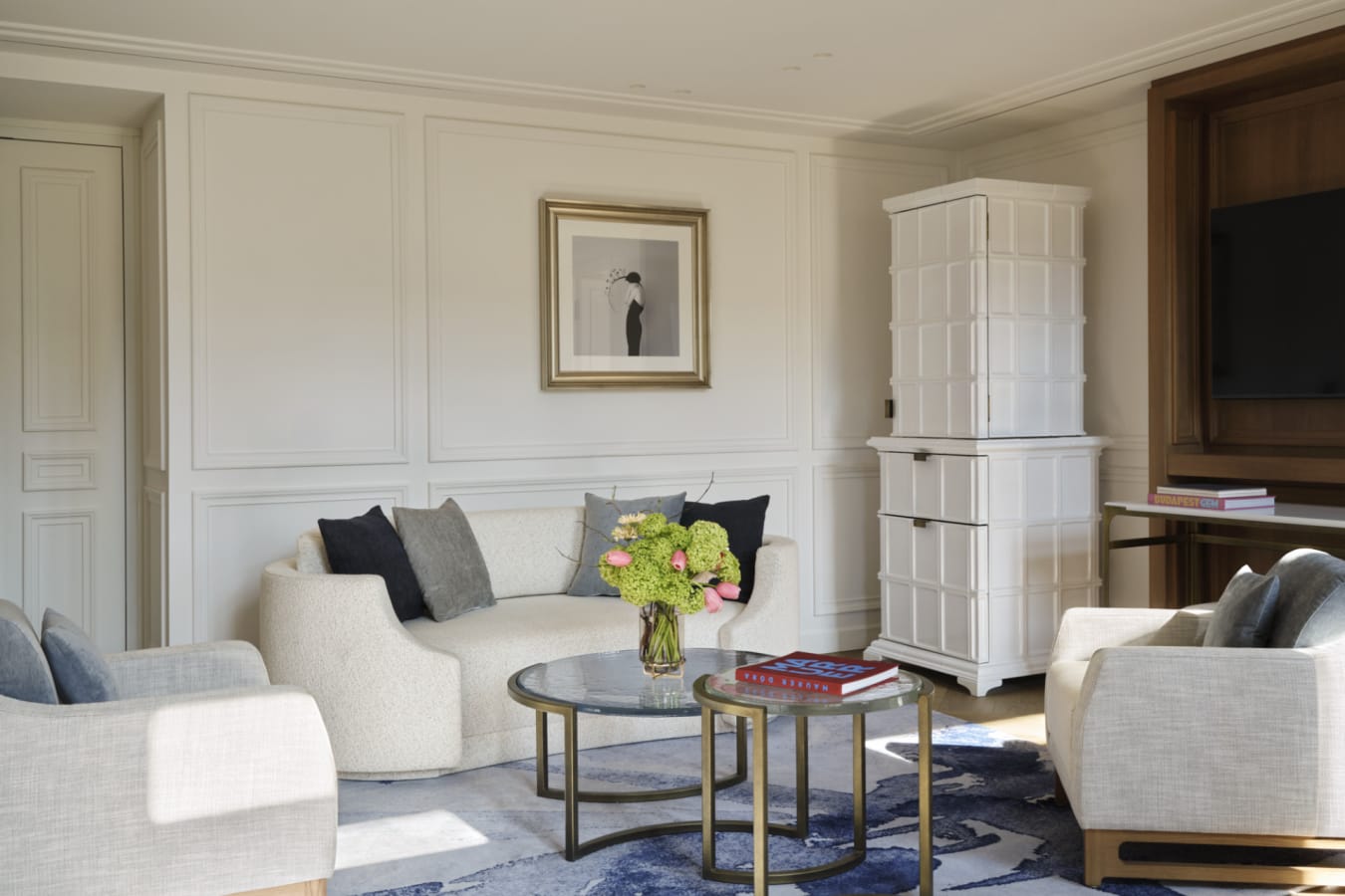 St Regis Budapest - suite seating 