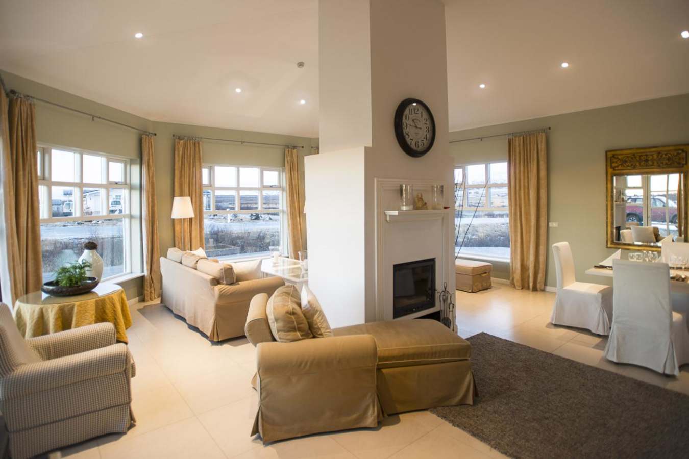 Large apartment fireplace - Hotel Grimsborgir