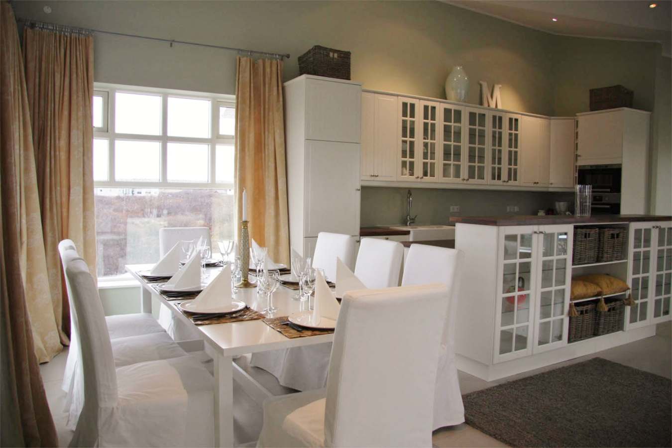 Deluxe Apartment - kitchen and dining room