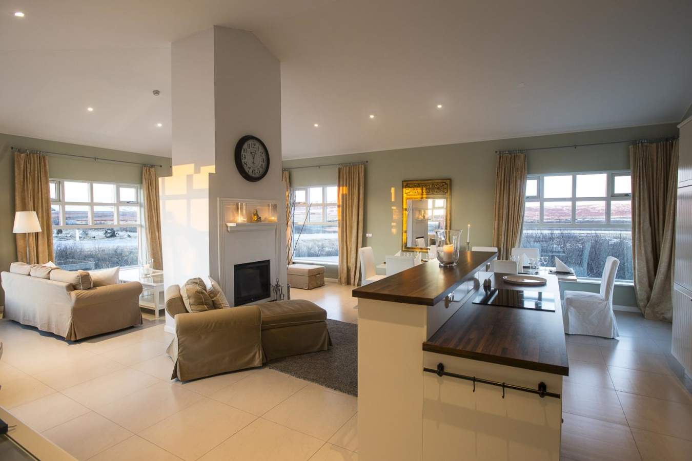 Deluxe Apartment - Living area with fire place