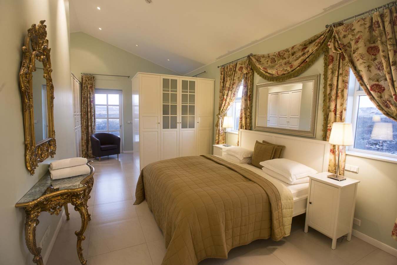 Deluxe Apartment - Master bedroom