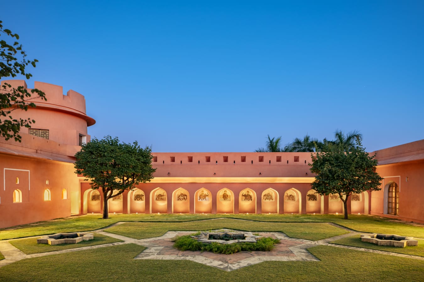 Crescent Lawn - Oberoi Naila Fort 