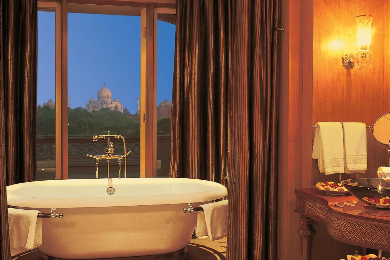 Kohinoor Suite Bathroom - The Oberoi Amarvilas