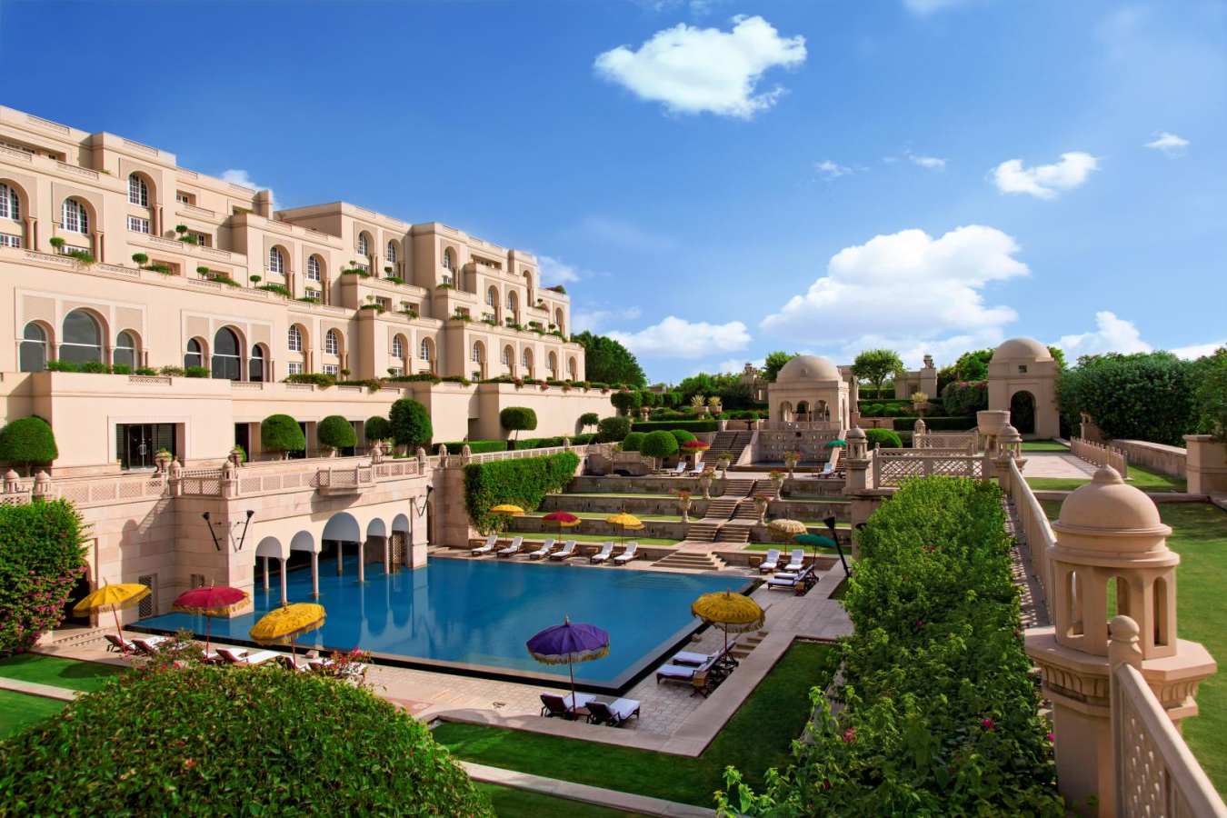 Outdoor pool & lounge area - The Oberoi Amarvilas