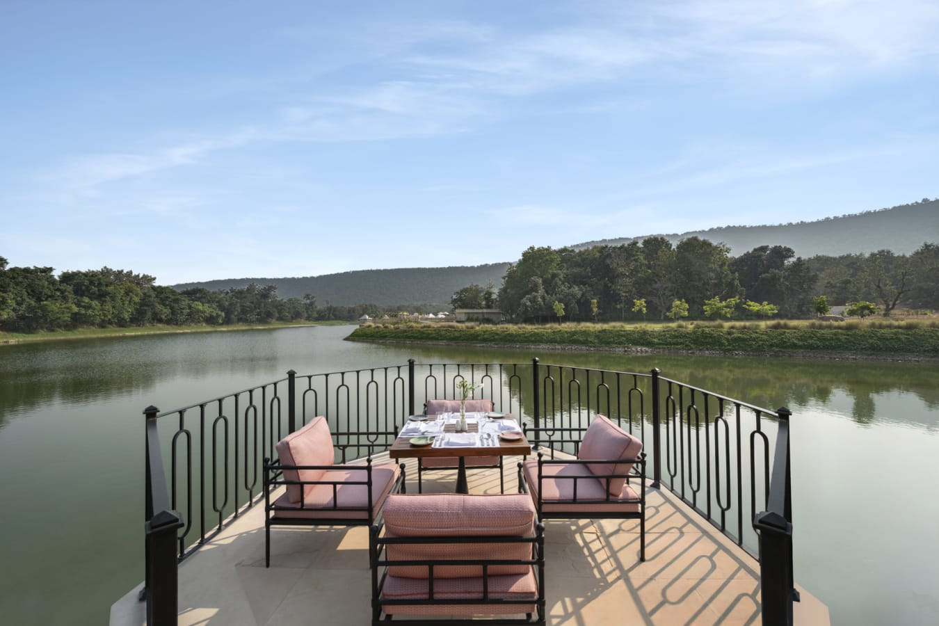Outdoor dining space - Oberoi Rajgarh  