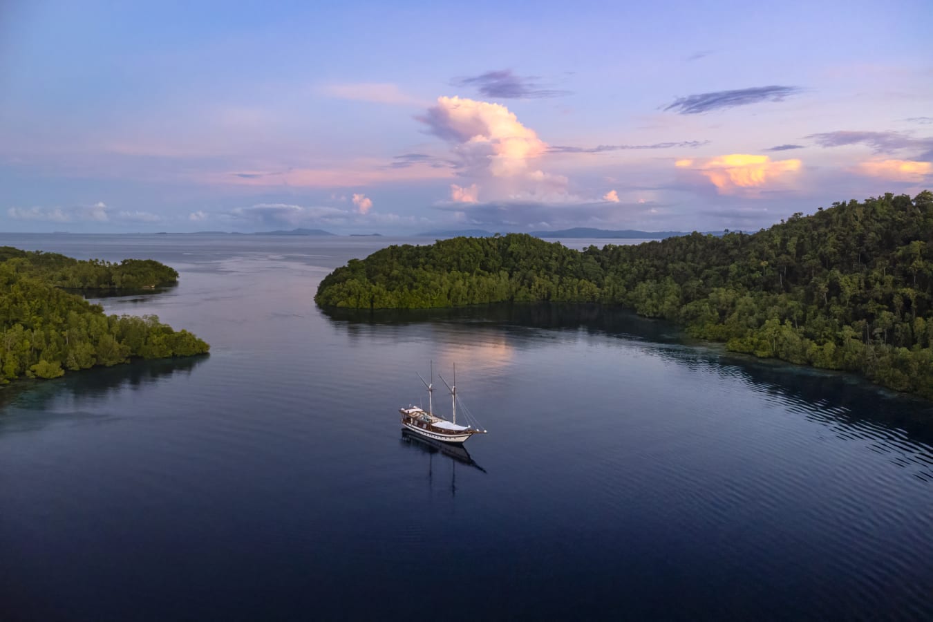 Majik Boat Sunset View