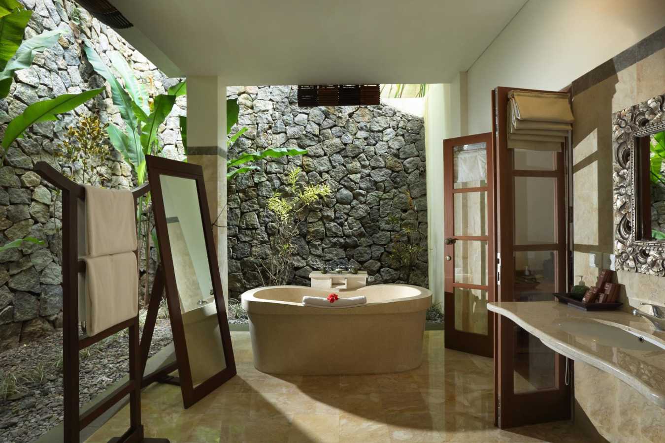 Deluxe Royal Suite Bathroom - Plataran Borobudur Resort & Spa