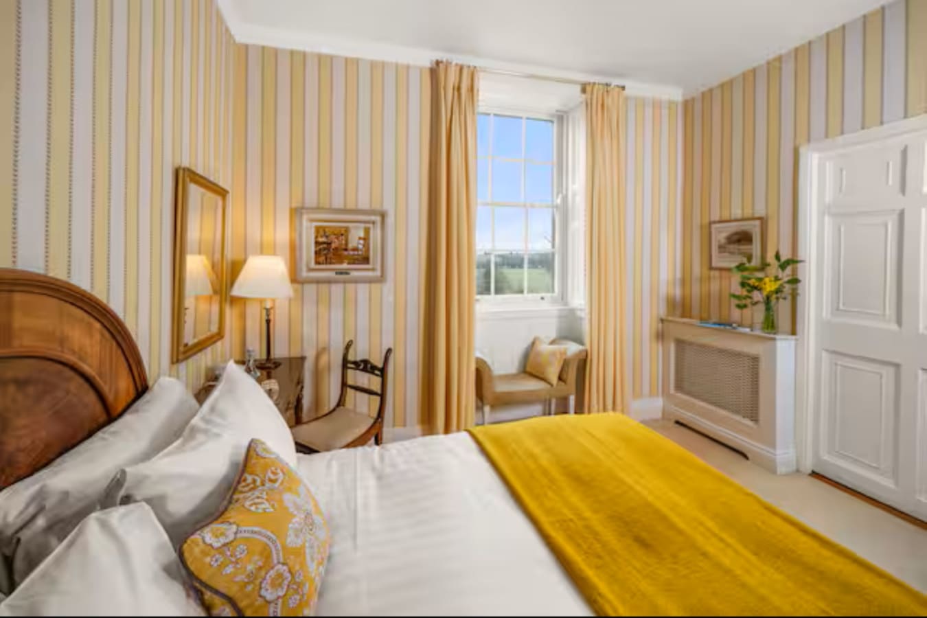 Gold room 