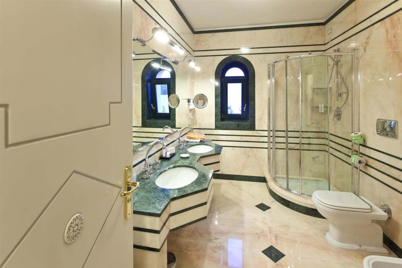 Junior Suite bathroom - Garden and Villas Resort