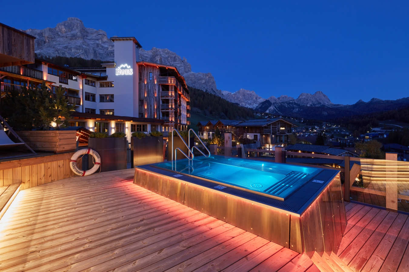 Jacuzzi on Sky Pool platform - Hotel Fanes