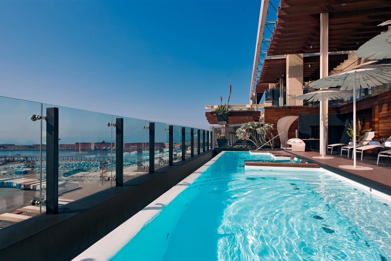 Rooftop pool - Hotel Romeo