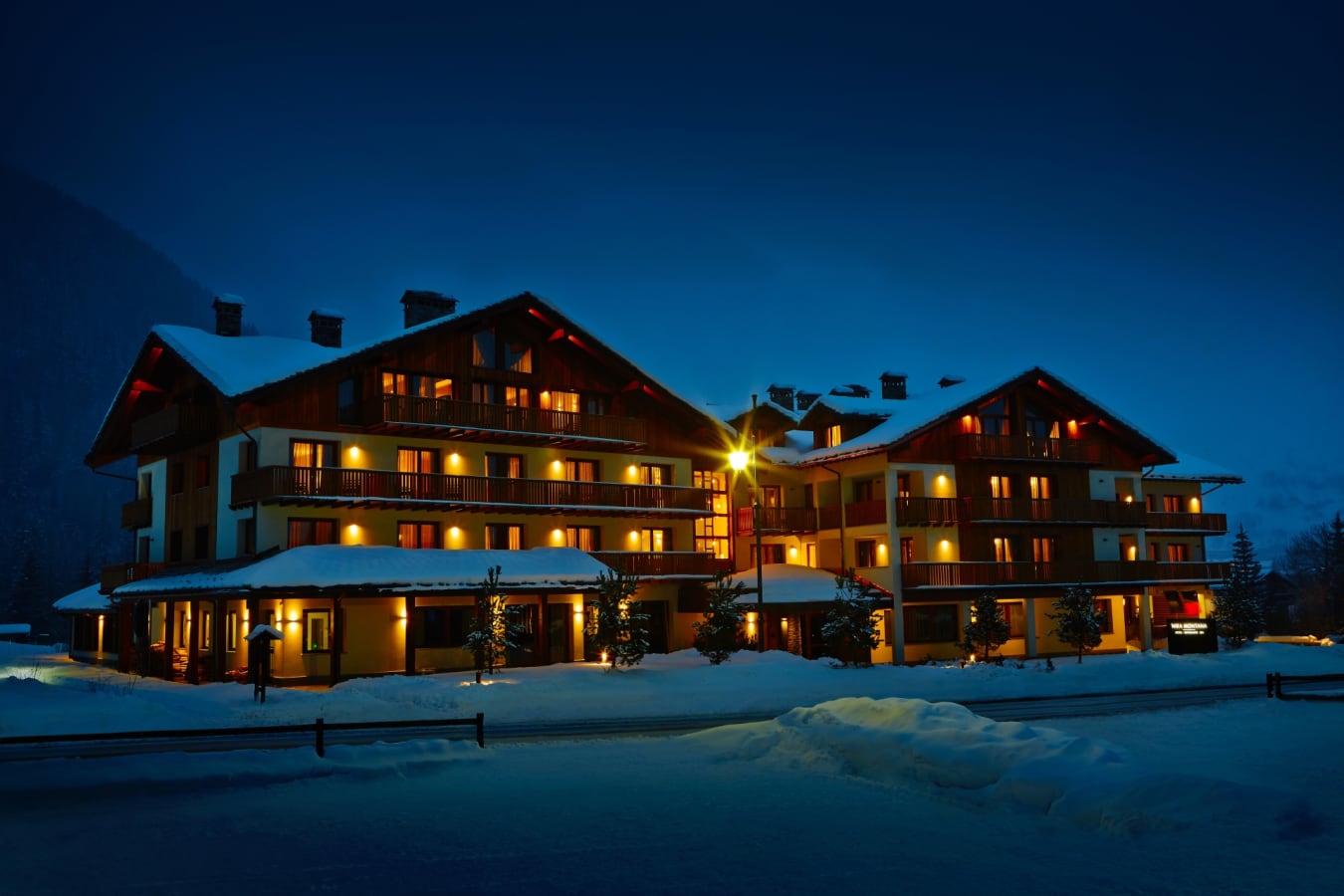 Montana Lodge  Spa at night