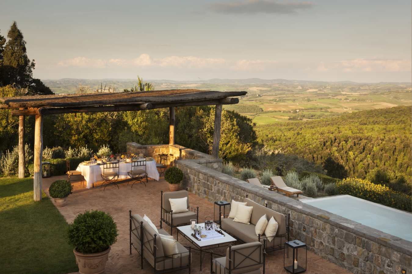 Villa outdoor dining - Rosewood Castiglion del Bosco