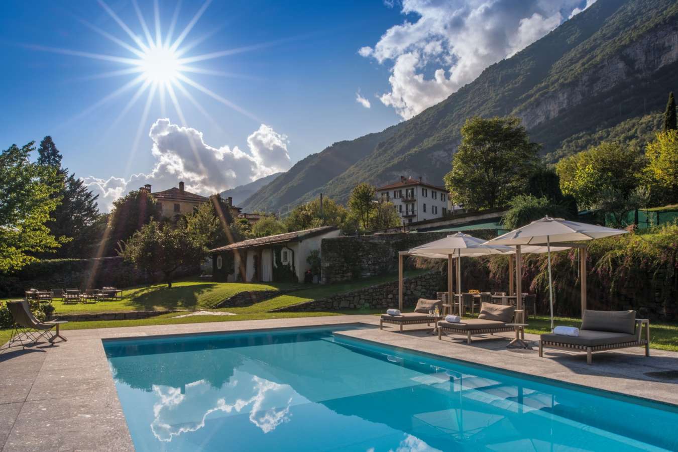 Pool and garden - Villa Sola Cabiati