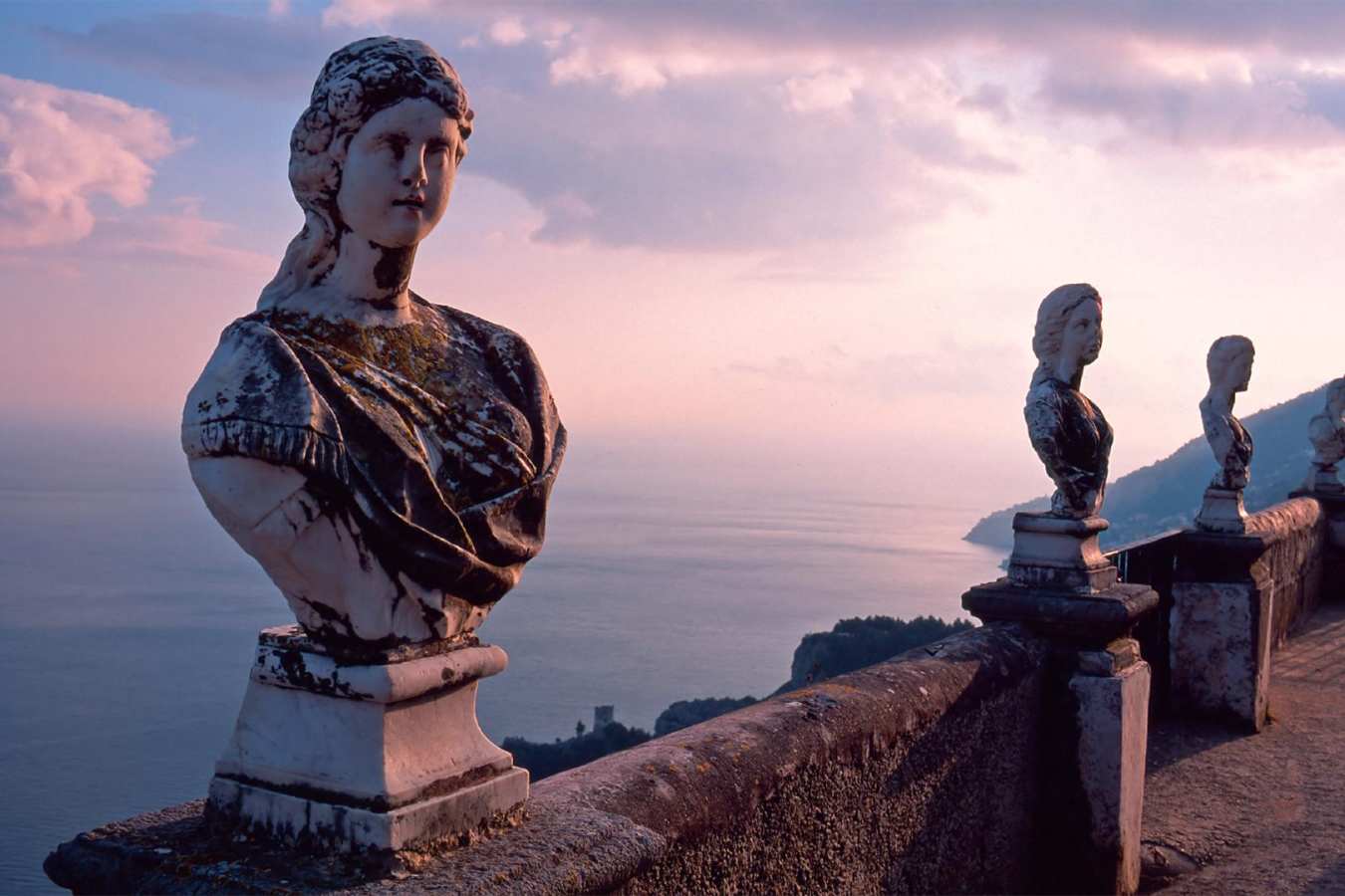 statue