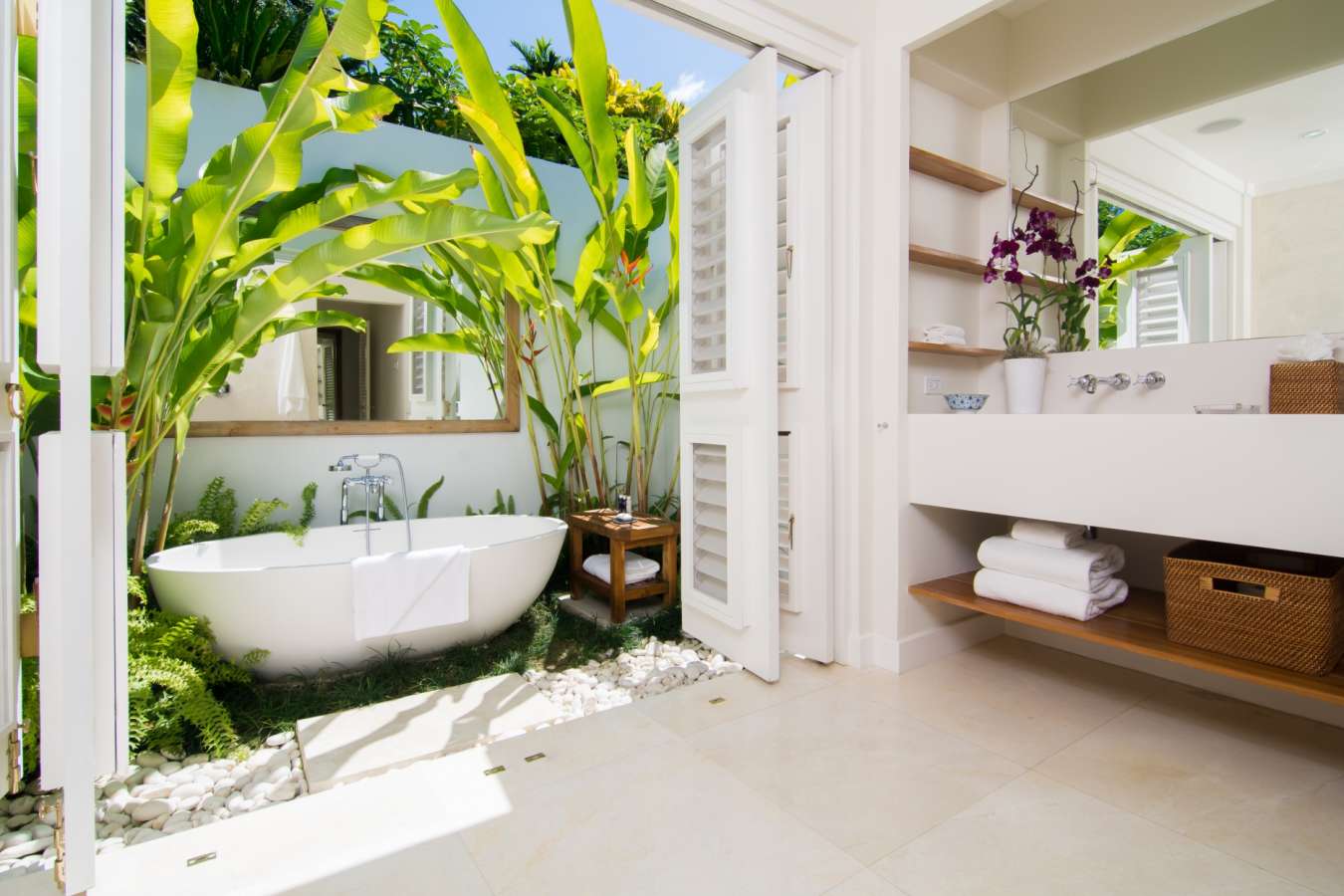 Luxury Villa Outdoor Bathtub - Round Hill
