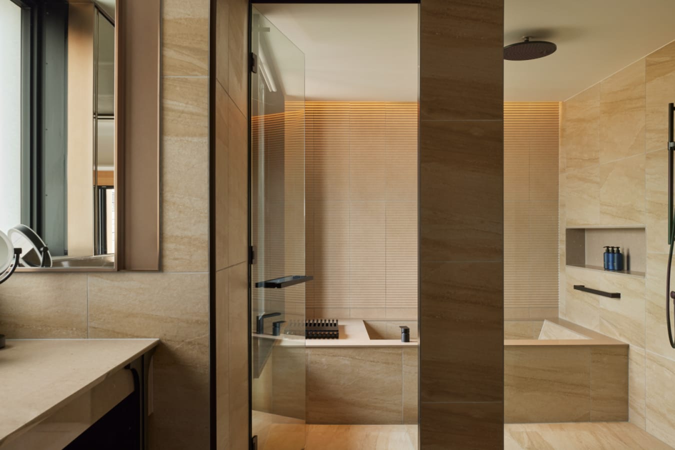 -corner-suite-bathroom 