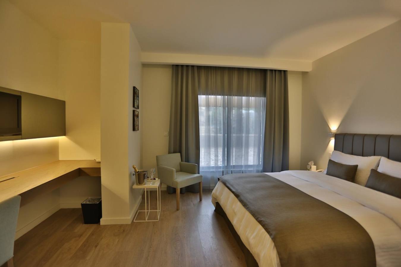 Executive Room with Terrace - Al Qasr Metropole