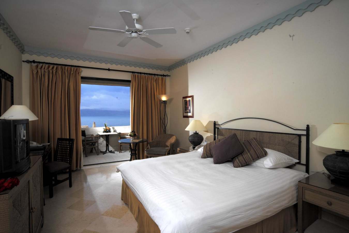 Bedroom - Movenpick Resort and Spa Dead Sea