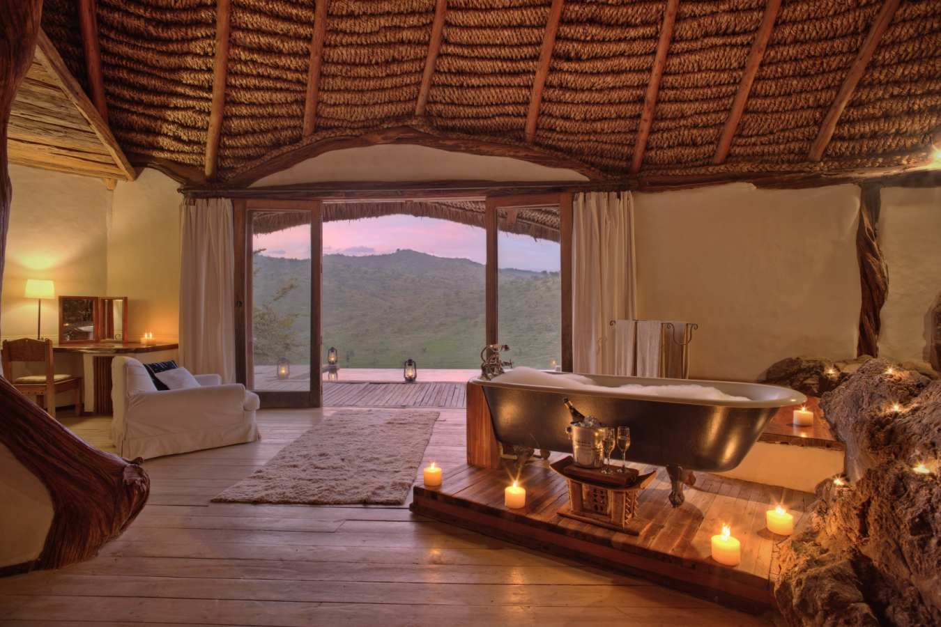 Bath tub in room