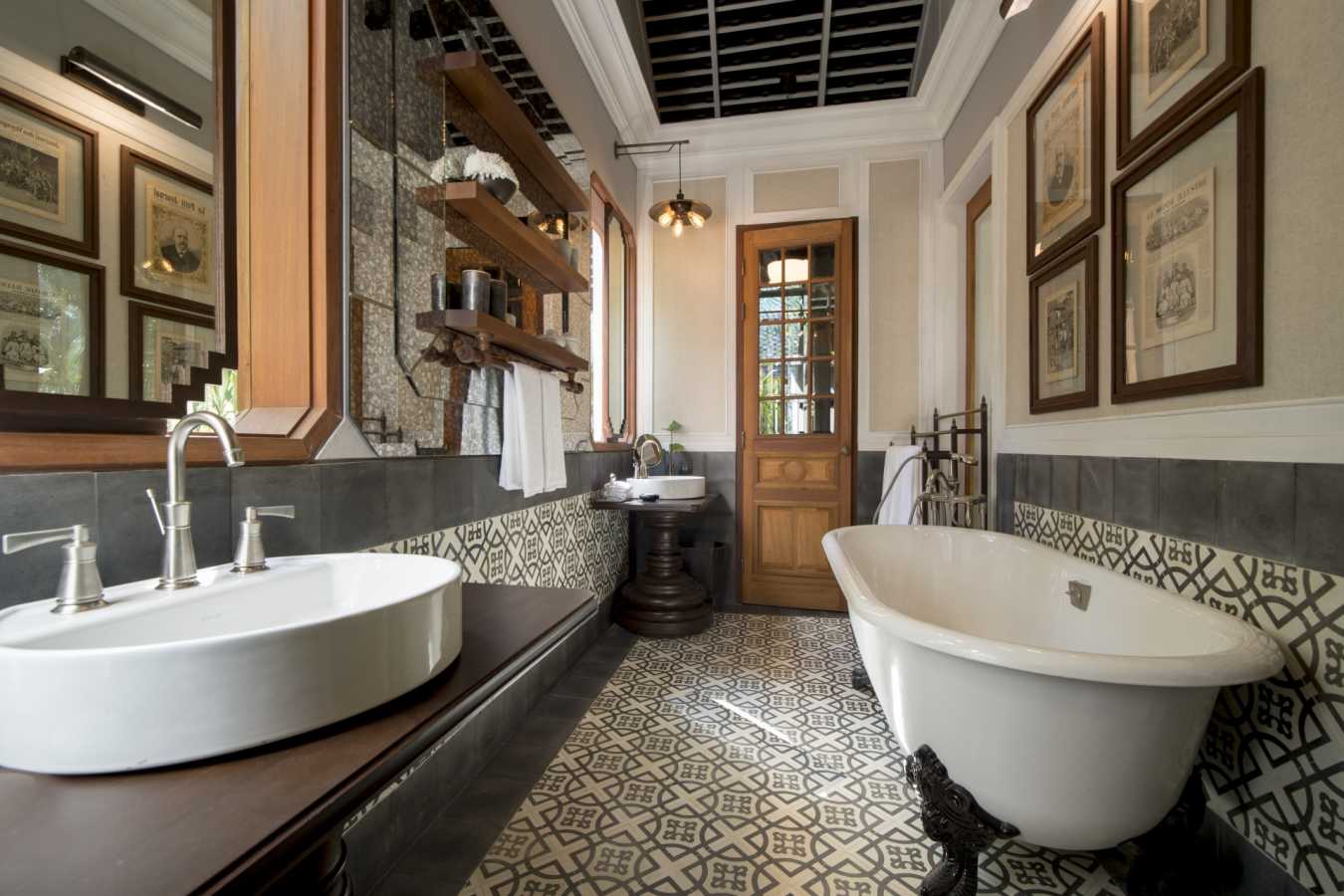 Rosewood Luang Prabang - Riverside Villa Bathroom