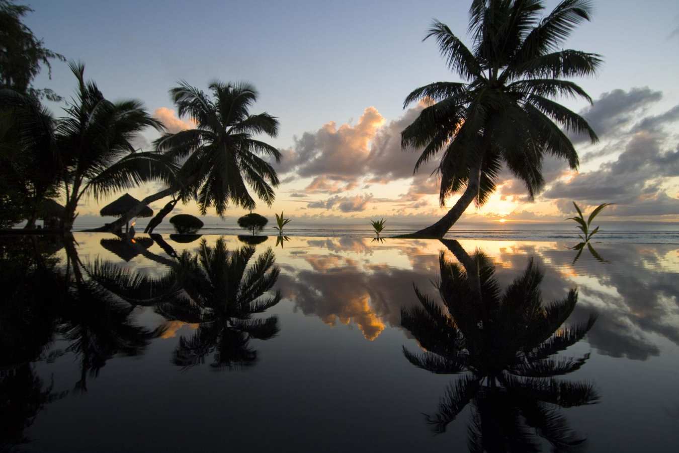 Infinite Pool Sunset - Princesse Bora Lodge