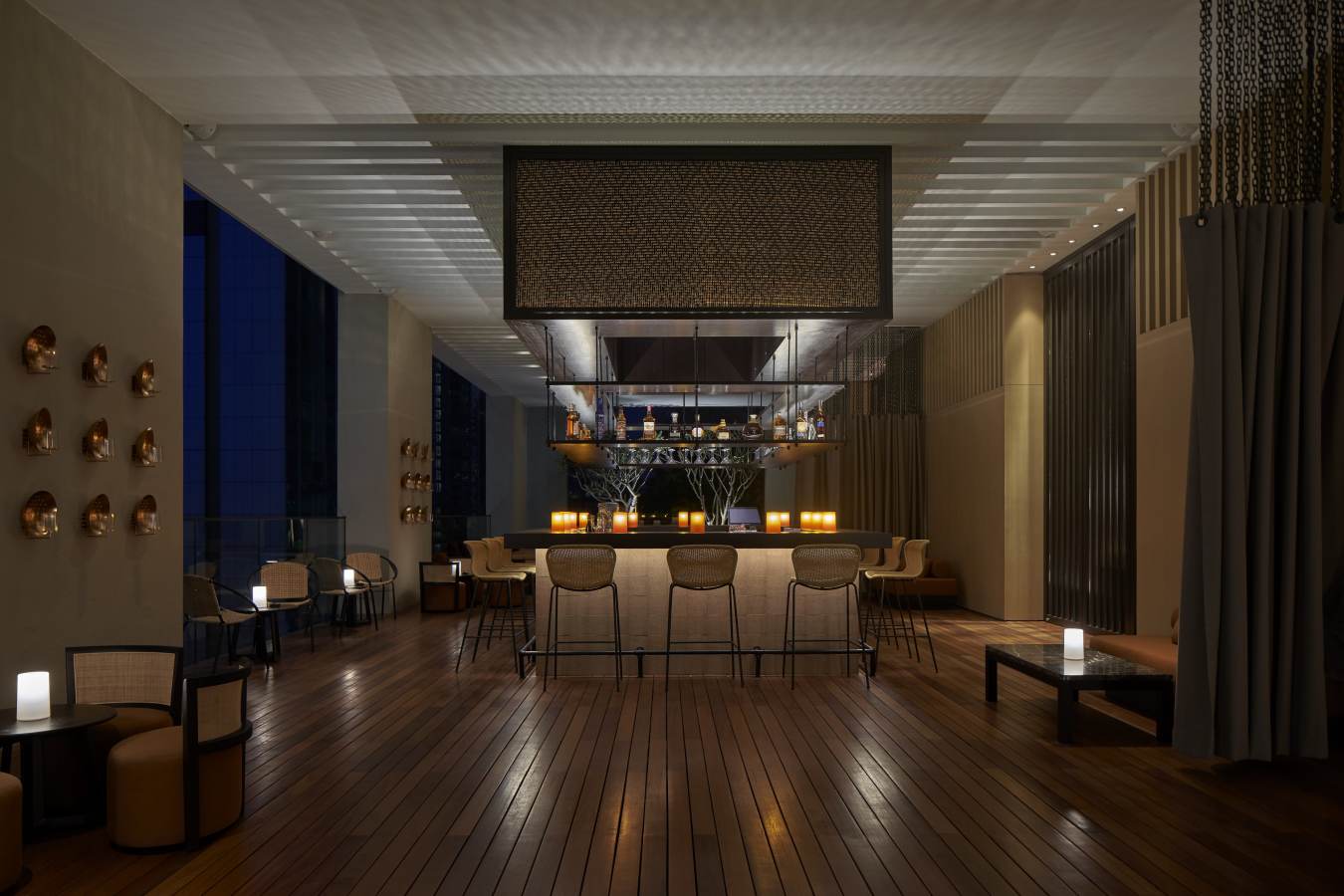 Pool bar and lounge