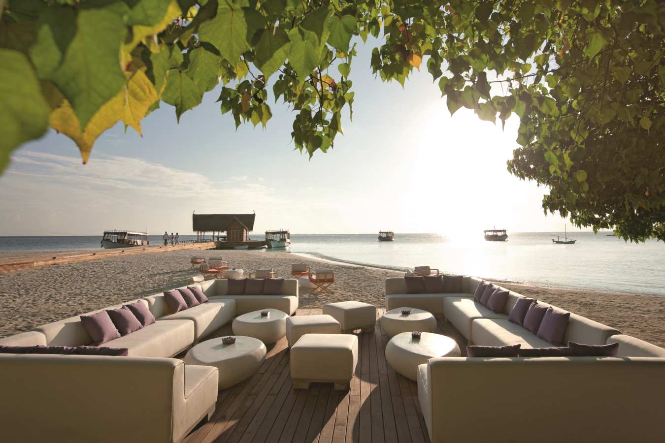 Manta Bar Beach - Constance Moofushi