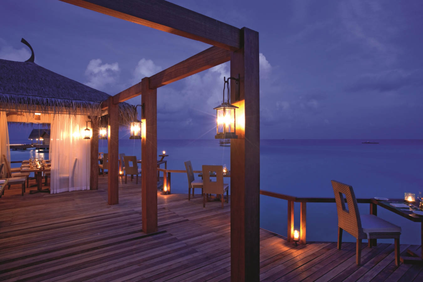Manta Bar Deck - Constance Moofushi