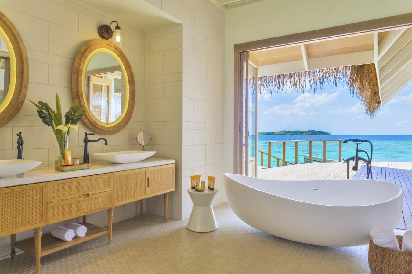 Water Pool Villa Bathroom - Milaidhoo