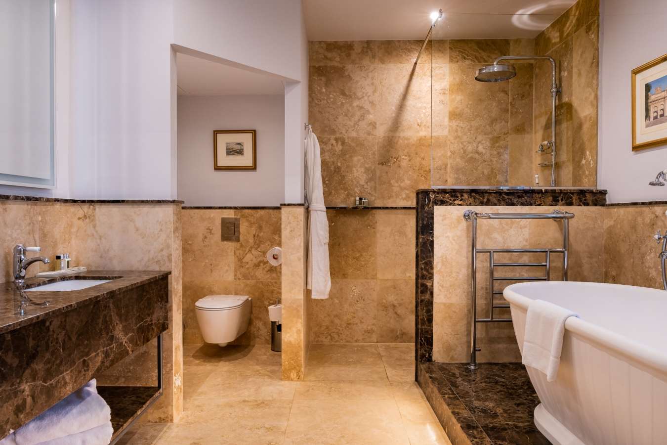 Executive Suite with Panoramic View -bathroom