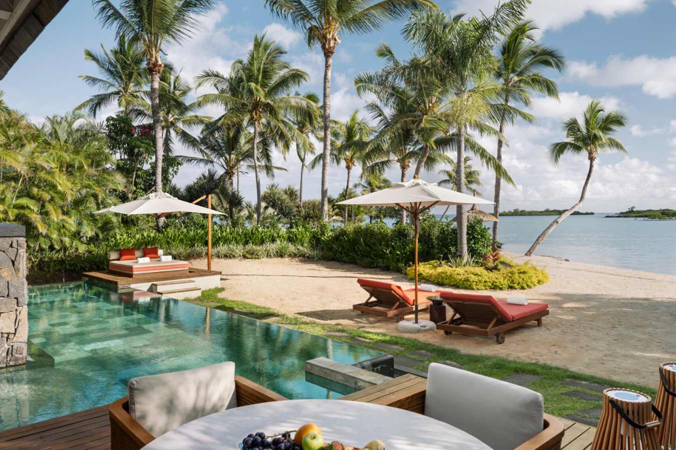 Villa pool and beach 